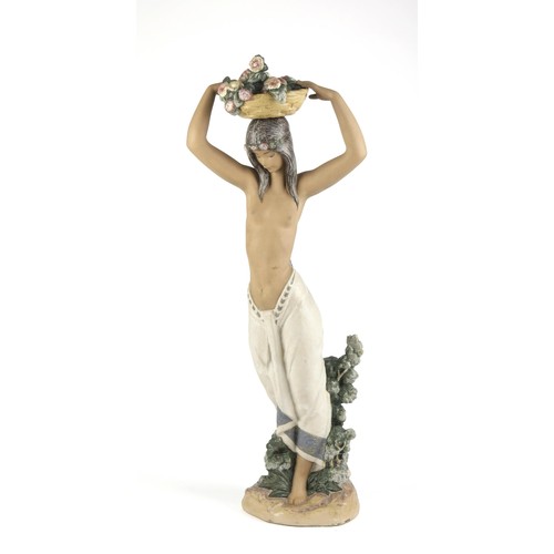 876 - A LARGE LLADRO 'TAHITIAN' FIGURE OF A MAIDEN