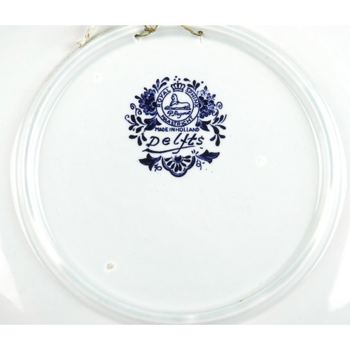 906 - A DUTCH DELFT BLUE AND WHITE PLATE