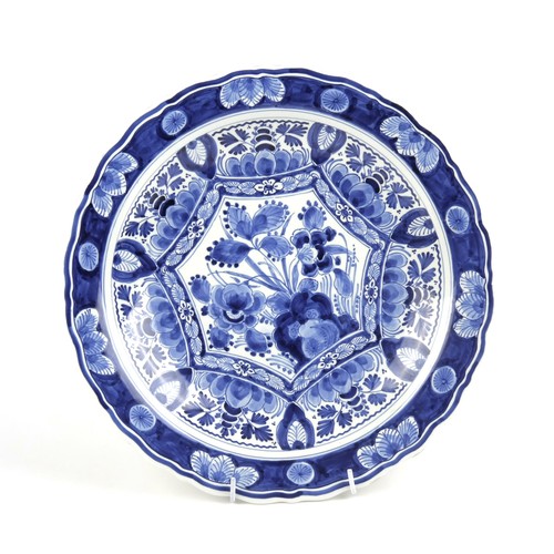 904 - A DUTCH DELFT BLUE AND WHITE PLATE