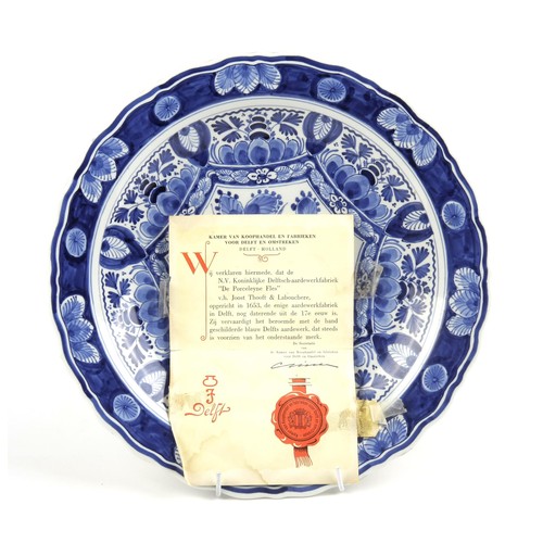 904 - A DUTCH DELFT BLUE AND WHITE PLATE