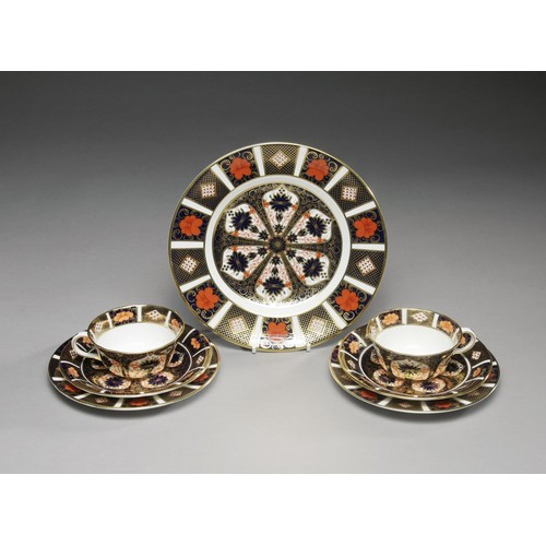 572 - A PAIR OF ROYAL CROWN DERBY IMARI TRIO'S AND CAKE PLATE