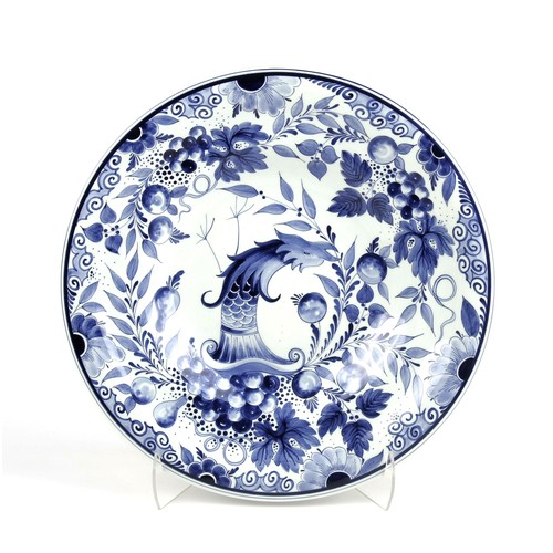 901 - A DUTCH DELFT BLUE AND WHITE CHARGER