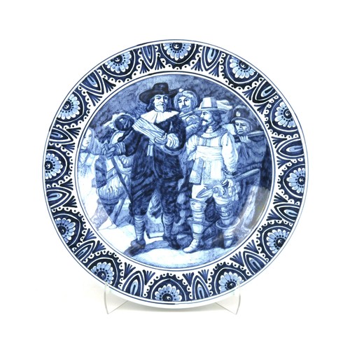 903 - A DUTCH DELFT BLUE AND WHITE 'THE NIGHT WATCH' CHARGER