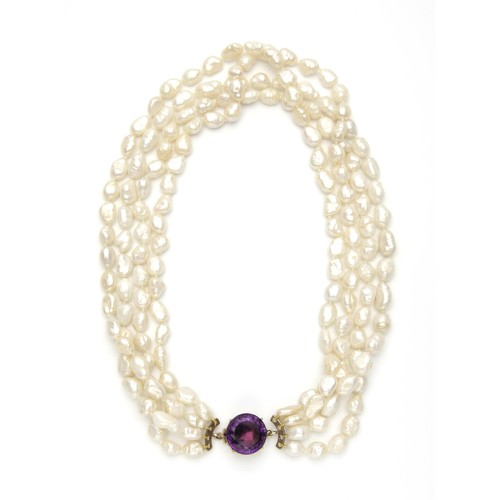 795 - AN AMETHYST AND PEARL NECKLACE, CIRCA 1970