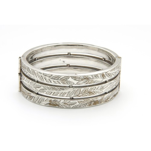 1407 - A SILVER BANGLE