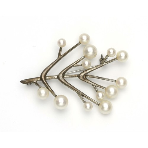 776 - A SILVER AND PEARL BROOCH