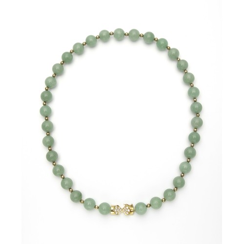 815 - A JADE AND GOLD BEAD NECKLACE, CIRCA 1970