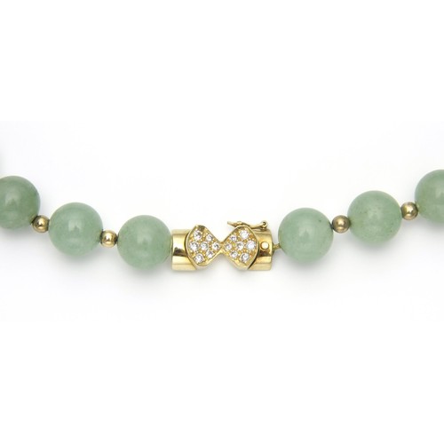 815 - A JADE AND GOLD BEAD NECKLACE, CIRCA 1970