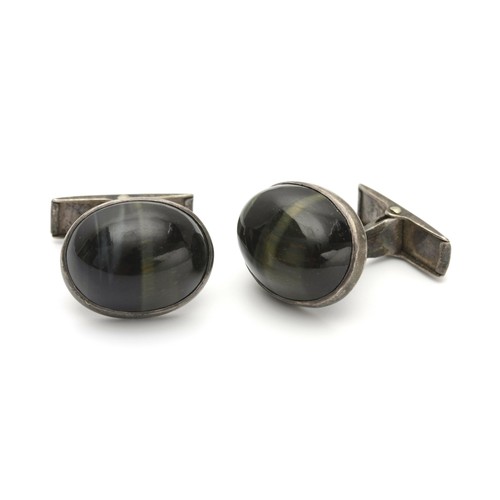 1392 - A PAIR OF GENTLEMAN'S SILVER CUFFLINKS