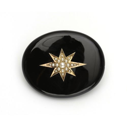 782 - AN ONYX AND PEARL BROOCH