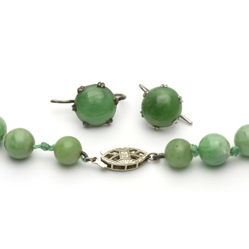 816 - A JADE NECKLACE AND PAIR OF JADE EARRINGS