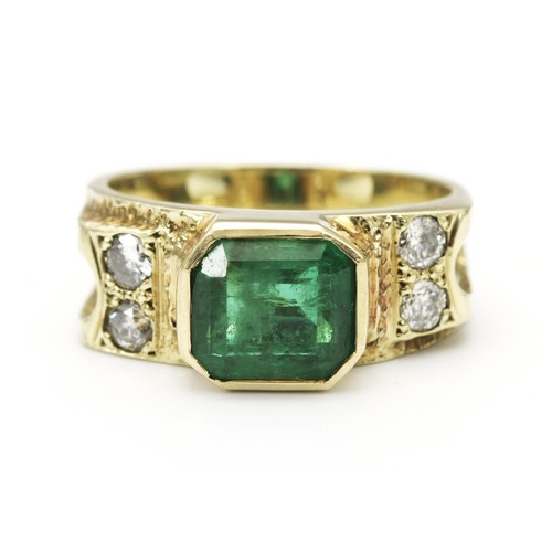 1446 - AN EMERALD AND DIAMOND RING