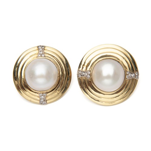 806 - A PAIR OF MABÉ PEARL EARRINGS, CIRCA 1970