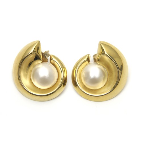 807 - A PAIR OF MABÉ PEARL EARRINGS, CIRCA 1970