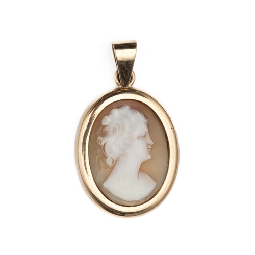 786 - A CAMEO PENDANT AND CHAIN