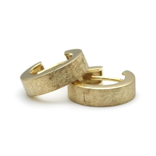 829 - A PAIR OF GOLD HOOP EARRINGS