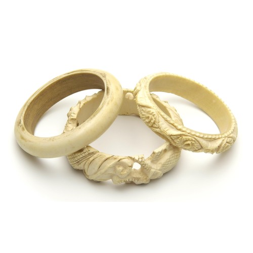 1471 - A COLLECTION OF TUSK BANGLES