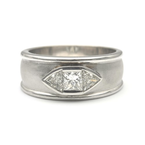 1418 - A 20TH CENTURY DESIGN TRILOGY RING, 0.45 CARATS