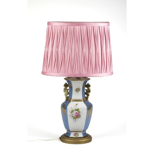 950 - A PORCELIAN ORIENTAL-STYLE TABLE LAMP