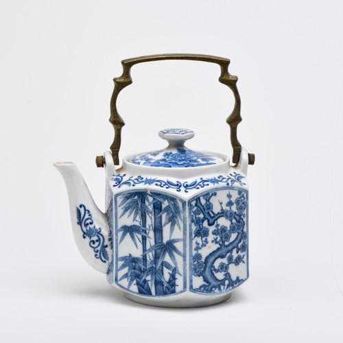 497 - A BLUE AND WHITE CHINESE TEAPOT WITH BRASS SWING HANDLE