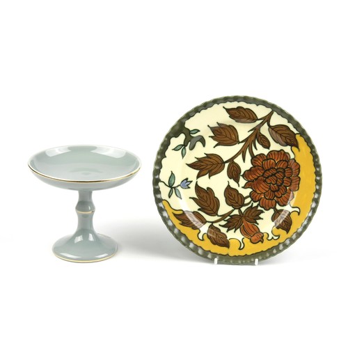 542 - A GOUDA TAZZA AND A GOUDA FLORAL PLATE