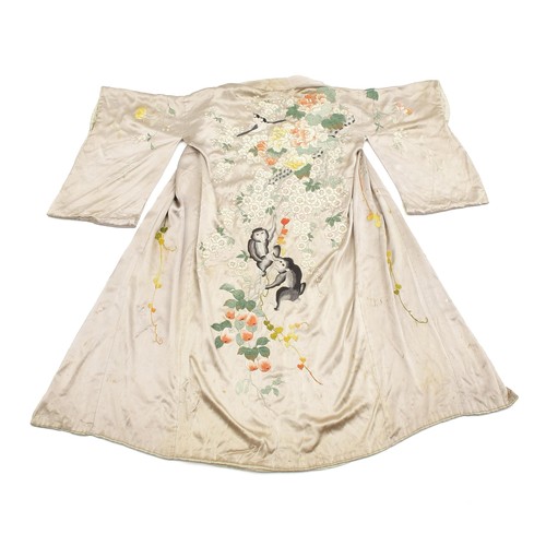 1014 - A JAPANESE SILK EMBROIDERED KIMONO, SHOWA PERIOD, 1926 - 1989