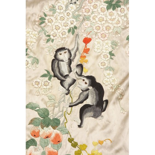 1014 - A JAPANESE SILK EMBROIDERED KIMONO, SHOWA PERIOD, 1926 - 1989