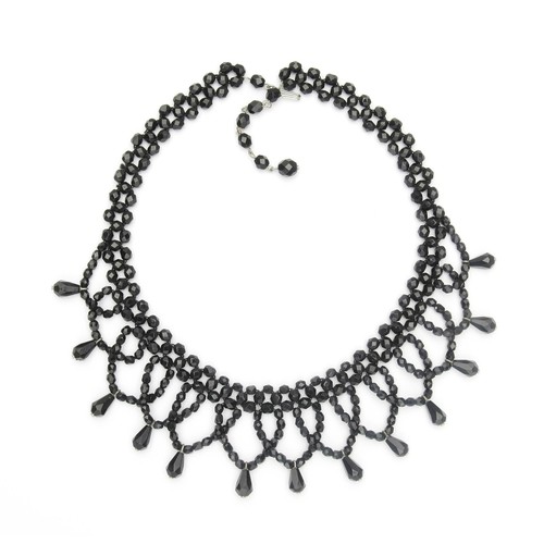 804 - A BLACK BEADED NECKLACE