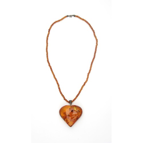 714 - AN AMBER NECKLACE AND PENDANT