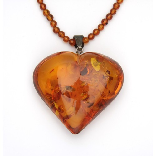 714 - AN AMBER NECKLACE AND PENDANT