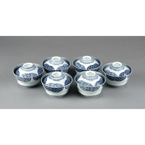 1004 - A GROUP OF SIXTEEN JAPANESE BLUE AND WHITE ARITA BOWLS AND COVERS, EDO PERIOD, 1603 - 1867