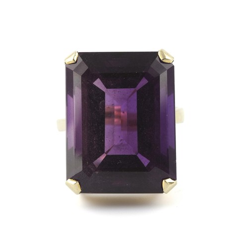 1437 - A GEMSTONE RING, 28 CARATS