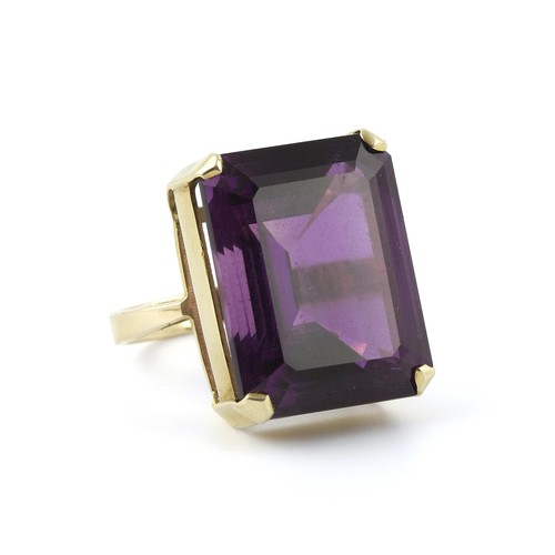 1437 - A GEMSTONE RING, 28 CARATS