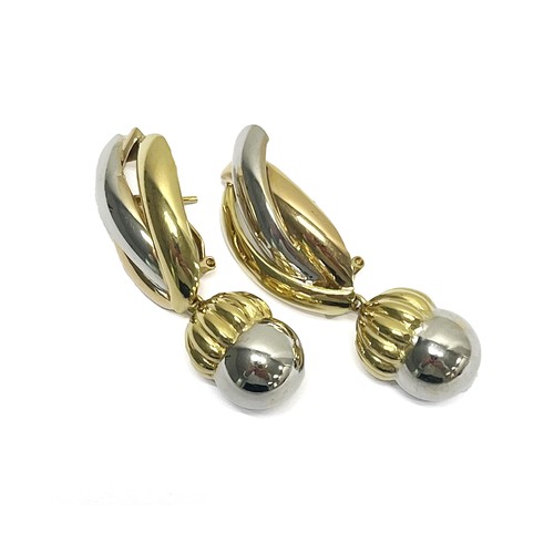 822 - A PAIR OF GOLD EARRINGS