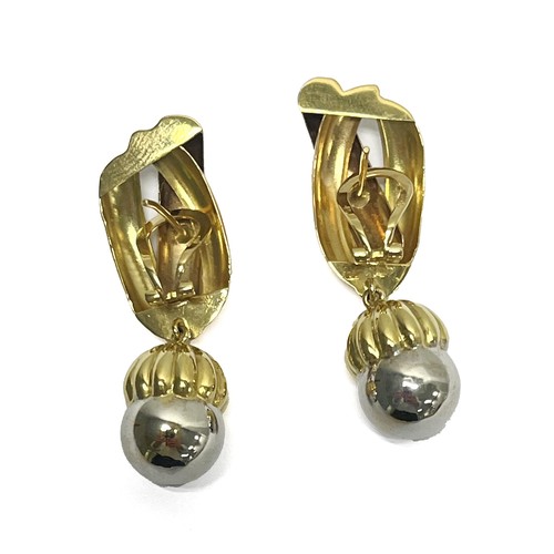 822 - A PAIR OF GOLD EARRINGS