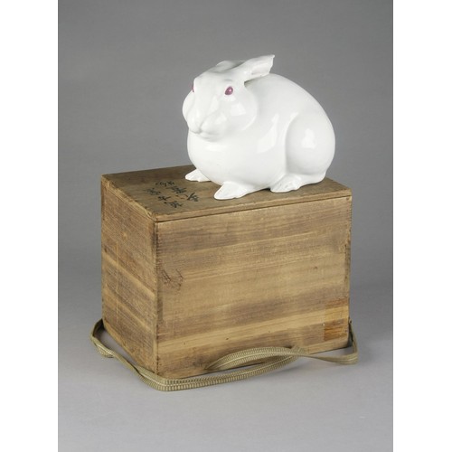 988 - A JAPANESE BANKO WARE PORCELAIN OKIMONO OF A RABBIT, EDO PERIOD, NUNAMI ROZAN, 1718 - 1777