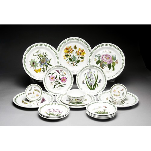 635 - AN ASSORTED COLLECTION OF PORTMEIRION 'BOTANICAL GARDEN' PATTERN DINNER WARE