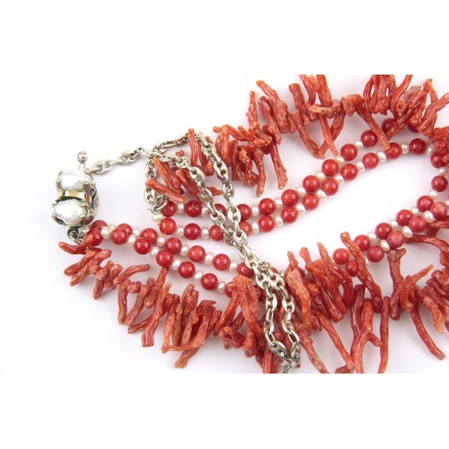 749 - A CORAL AND PEARL NECKLACE