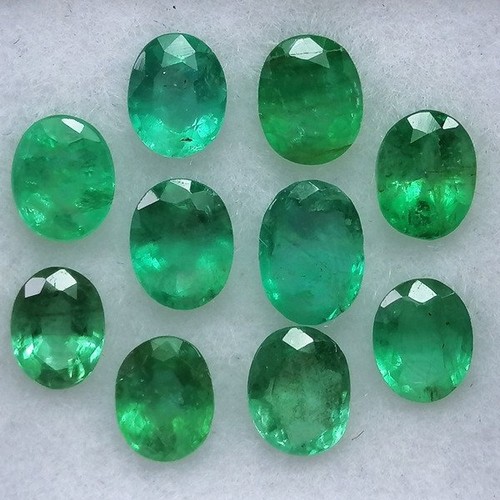 1357 - A MELEE OF EMERALDS, 4.93 CARATS