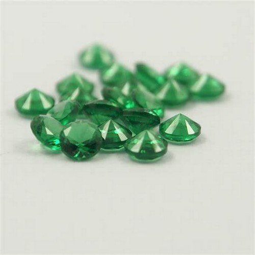 1359 - A MELEE OF EMERALDS, 5.468 CARATS