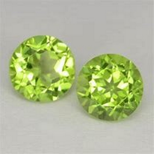 192 - A PAIR OF UNSET PERIDOTS 4.00 CARATS 