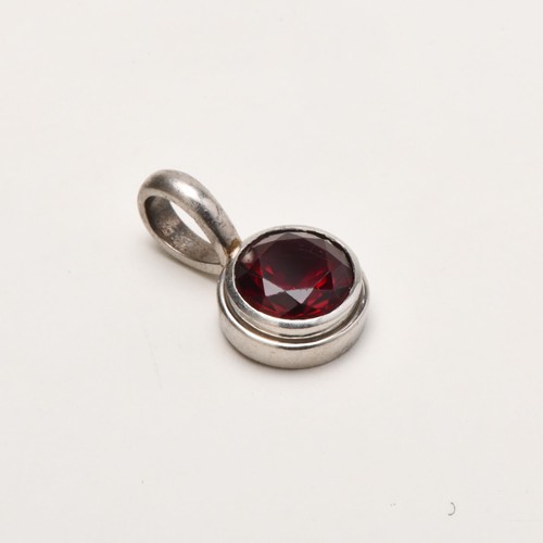 102 - A SOLITAIRE GARNET PENDANT, 3.40 CARATS