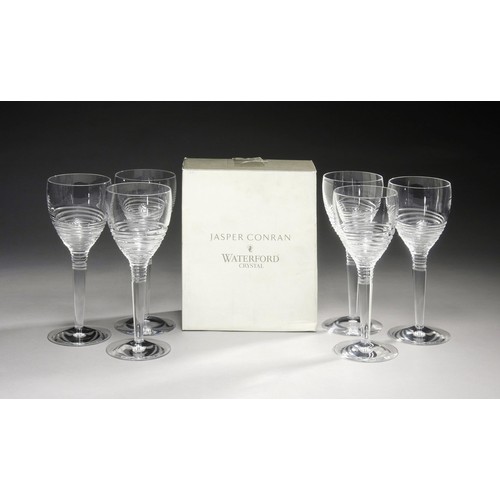 909 - A SET OF EIGHT WATERFORD  'STRATA' PATTERN RED WINE GLASSES DESIGNED BY JASPER CONRAN