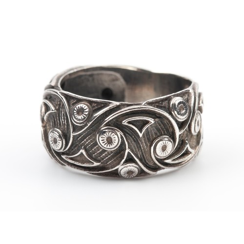 431 - A SILVER DRESS RING