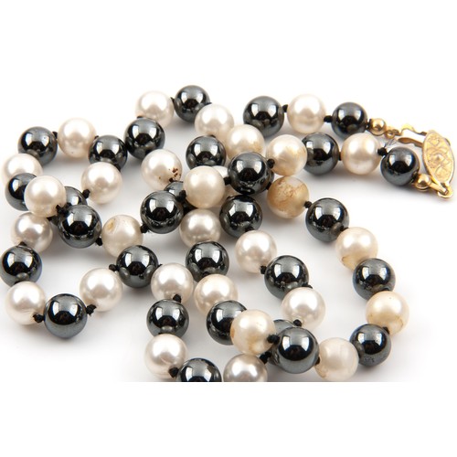 464 - A PEARL AND HEMATITE NECKLACE