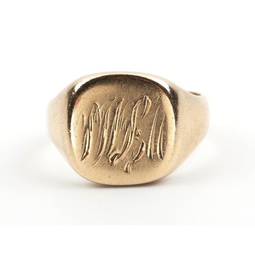 421 - A GENTLEMAN'S SIGNET RING