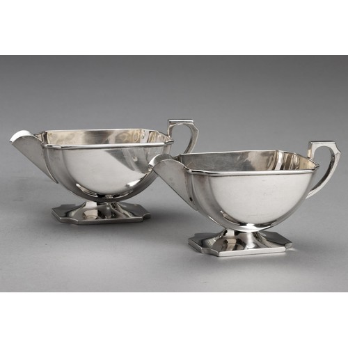 660 - A GEORGE VI SILVER PAIR OF ART DECO SAUCE BOATS, ERNEST W HAYWOOD, BIRMINGHAM, 1939