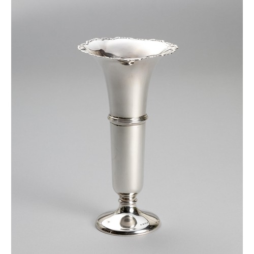 652 - A GEORGE V SILVER POSY VASE, WILLIAM NEALE AND SON LTD, BIRMINGHAM, 1928