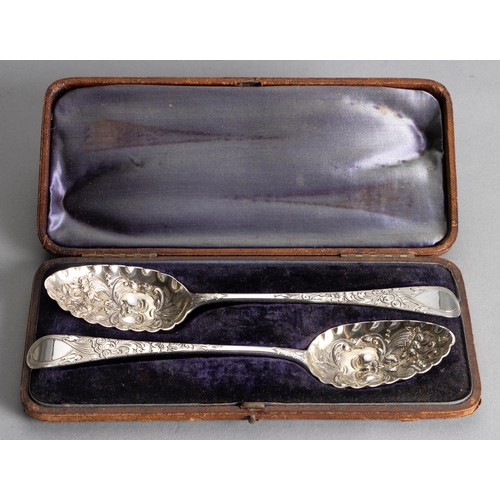 594 - A CASED PAIR OF WILLIAM IV SILVER OLD ENGLISH PATTERN BERRY SPOONS, WILLIAM COLLINS, LONDON, 1833