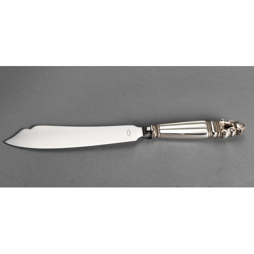 681 - A DANISH SILVER ACORN PATTERN CAKE KNIFE, GEORG JENSEN